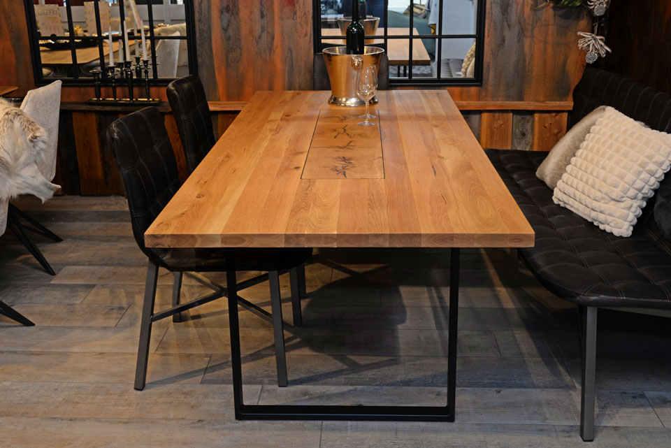 Esstisch mit Tischplatte KEMPTEN, Wildeiche massiv mit Hirnholzapplikationen, und Untergestell VINZENZ, Metall schwarz