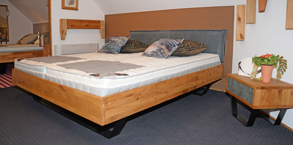 Bett mit Kufenuntergestell STAR, Doppelbett mit 2 Nachtkommoden, Wildeiche massiv und Rohstahl, Kopfteil aus Leder